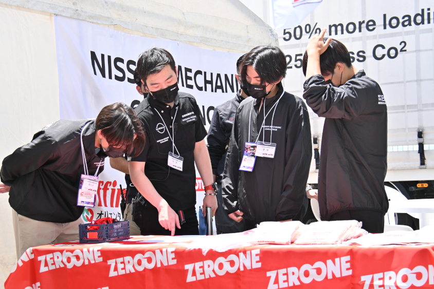 「日産メカニックチャレンジ」に参加している学生に指示を出す松島さん