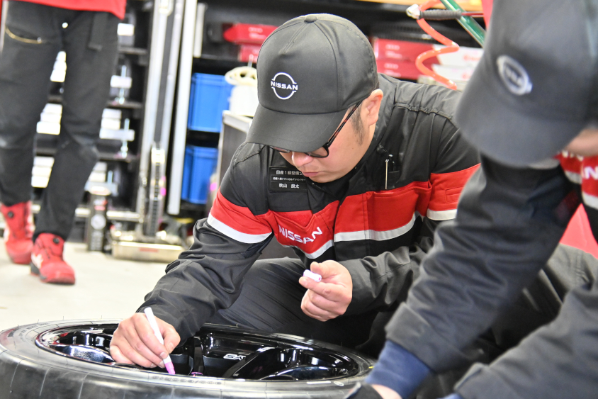 タイヤを担当する秋山さん