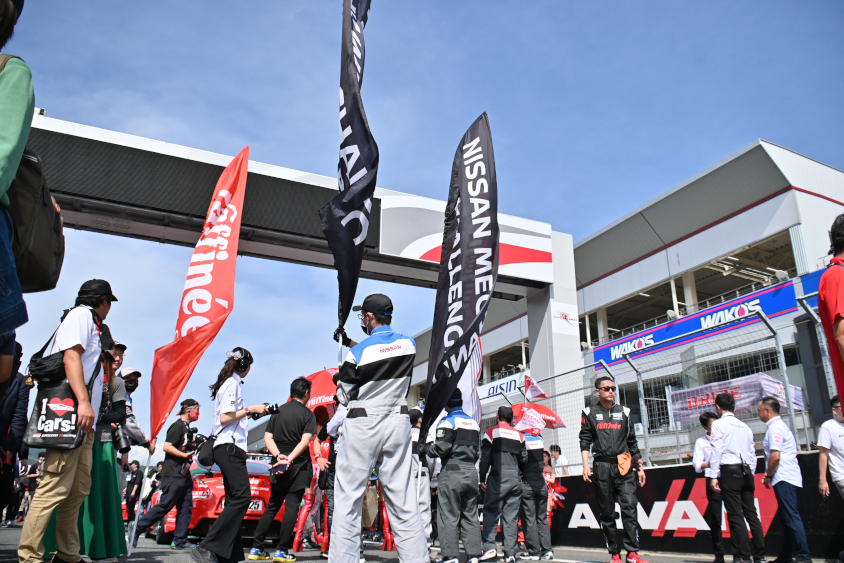 グリッドでたなびく「日産メカニックチャレンジ」の旗