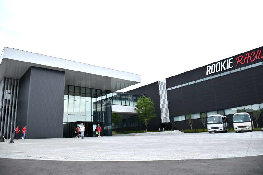 ウェルカムセンターとROOKIE Racingのガレージ