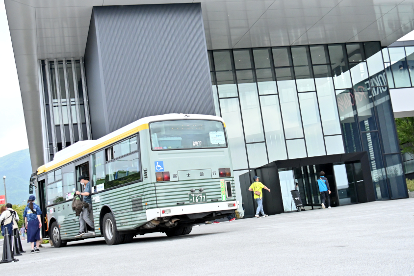 ウェルカムセンターの目に前にシャトルバスの停留所