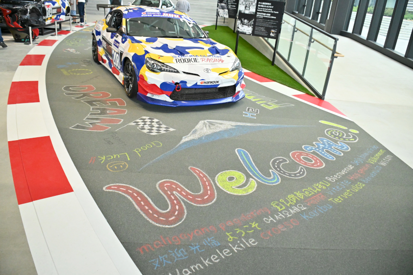 ウェルカムセンターはエントランスからレーシーな雰囲気