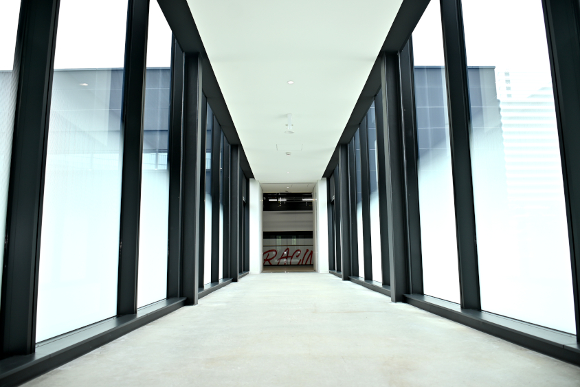 ROOKIE Racingのガレージにつながる渡り廊下