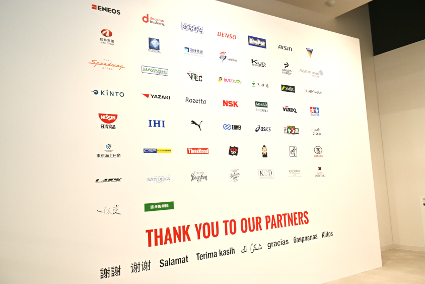 パートナー企業のロゴが載ったバックボード