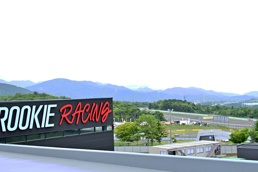 屋上テラスへの階段の途中からはダンロップコーナーも見渡せる