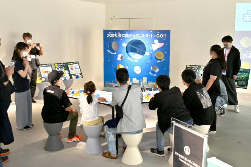 水素でロケットを飛ばす体験アトラクション