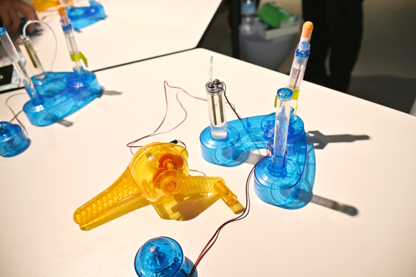 黄色いハンドルを回すと水素が溜まりロケットが飛び出す