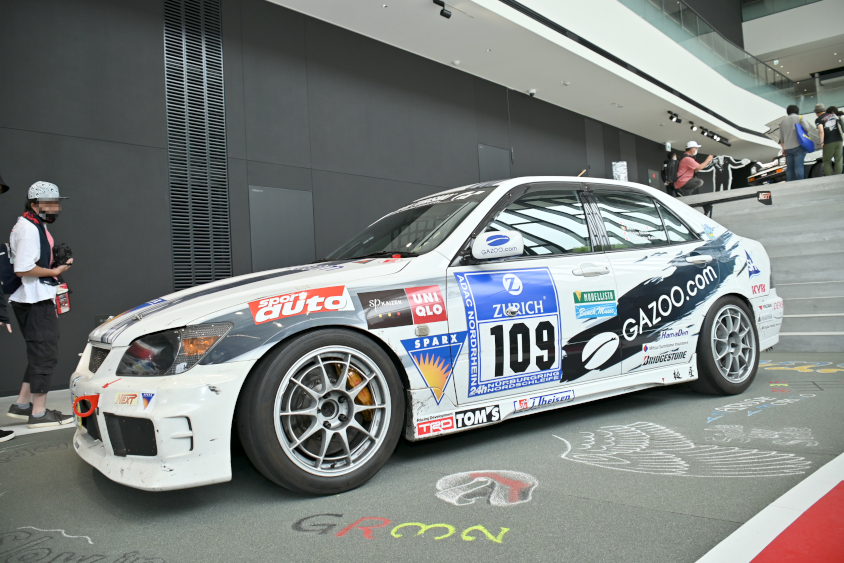 GAZOO,comのロゴが貼られている2007年にニュルブルクリンク24時間レースに参戦したアルテッツァ