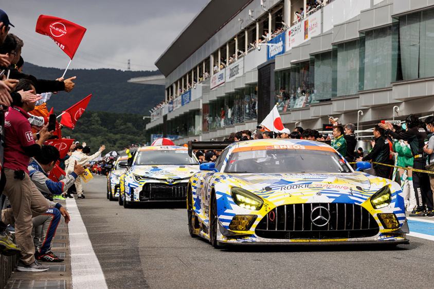 富士24時間で総合優勝を飾った14号車中升 ROOKIE AMG GT3