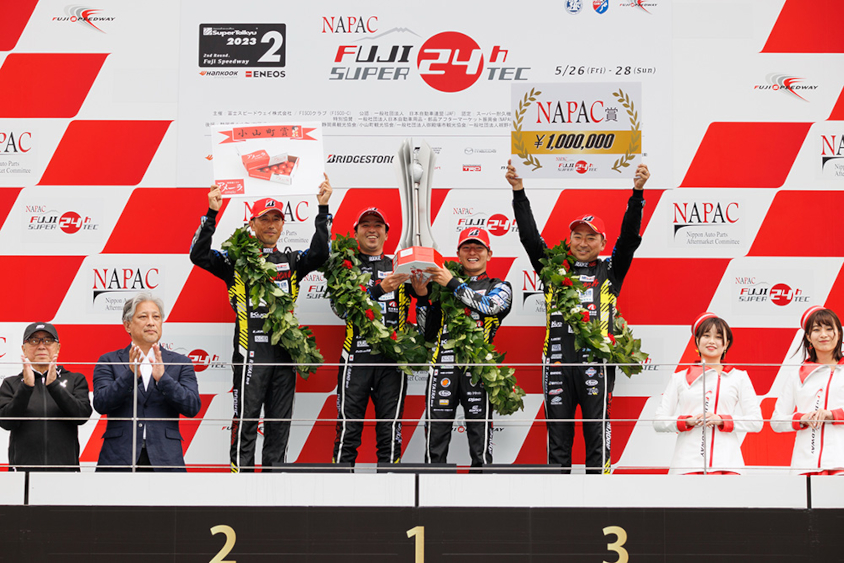 富士24時間レースで表彰を受ける14号車 中升 ROOKIE AMG GT3のドライバー
