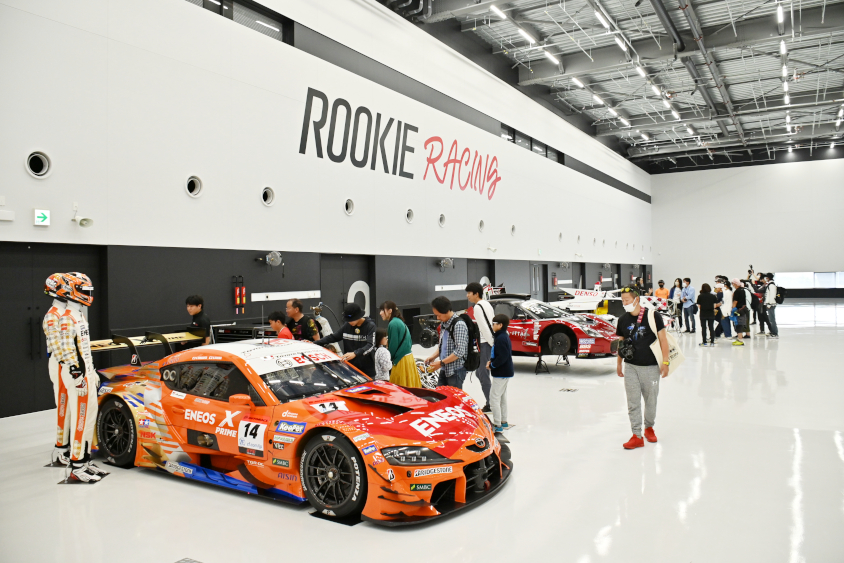ROOKIE Racing キッズガレージツアーの様子