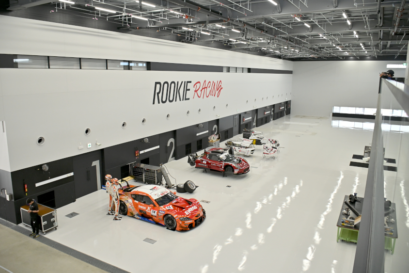 ROOKIE Racingのガレージの上から見た様子
