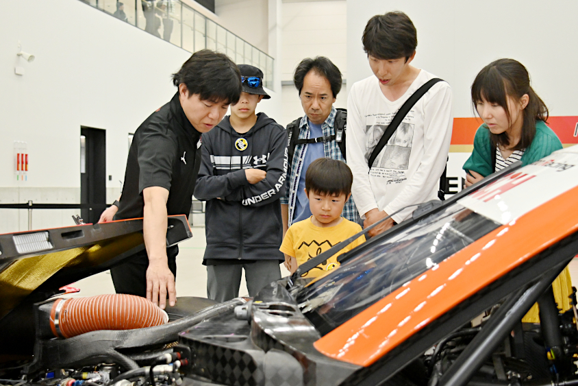 SUPER GTのマシンのエンジンルームの中まで見せてくれたROOKIE Racingキッズガレージツアー