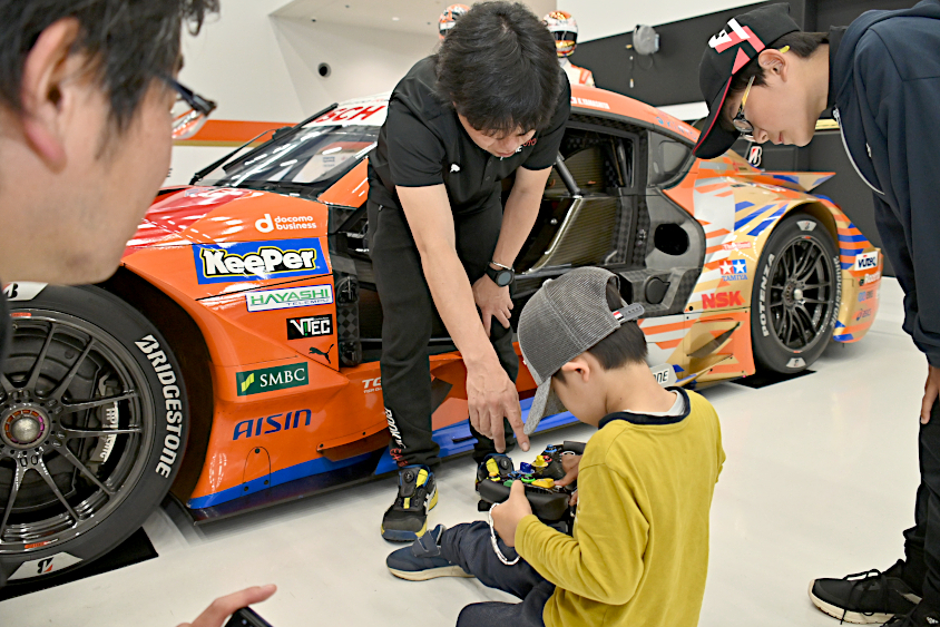 SUPER GTの現役マシンのステアリングも触ることができたROOKIE Racingキッズガレージツアー参加者