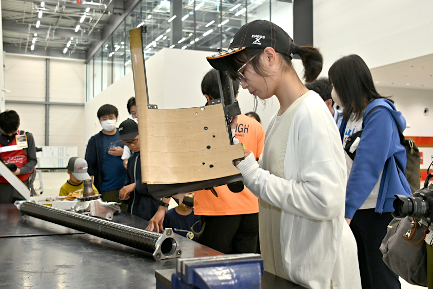 SUPER GTマシンのエアロパーツにも触ることができたROOKIE Racingキッズガレージツアー参加者