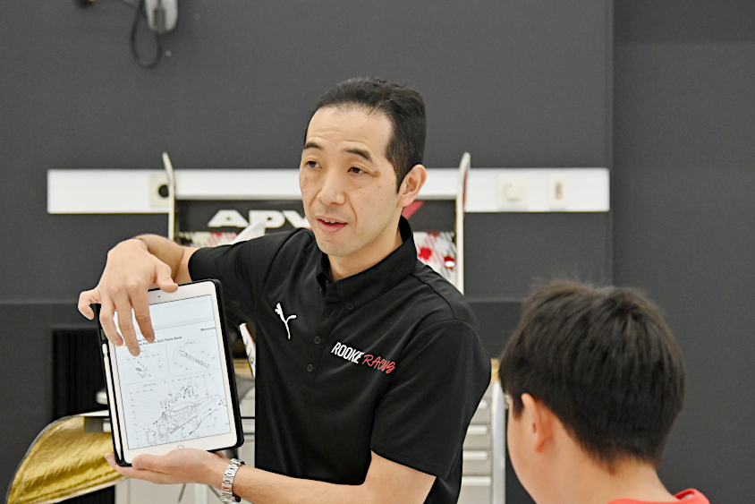 スーパーフォーミュラマシンの説明をする錦織健メカニック