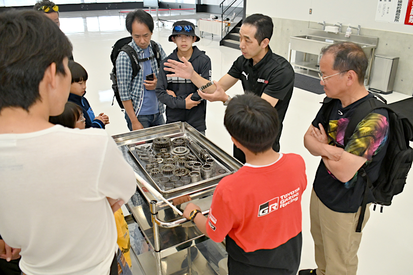 スーパーフォーミュラマシンのギヤも並べて見せてくれたROOKIE Racingキッズガレージツアー
