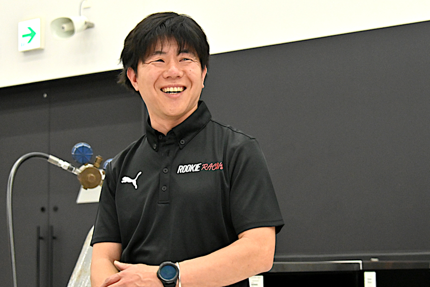 笑顔を見せる寺尾 由貴（てらお よしたか） SGTチーフメカニック