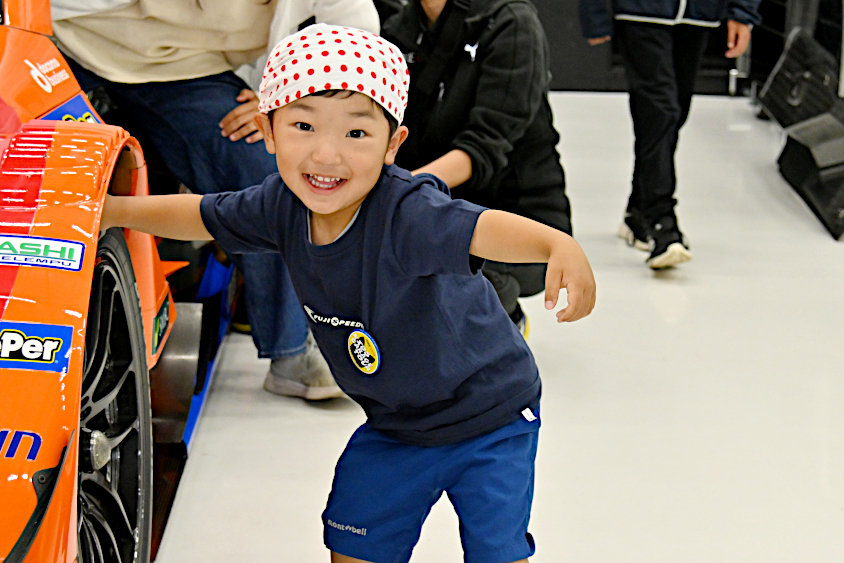 楽しそうな笑顔を見せてくれたROOKIE Racingキッズガレージツアーの参加者