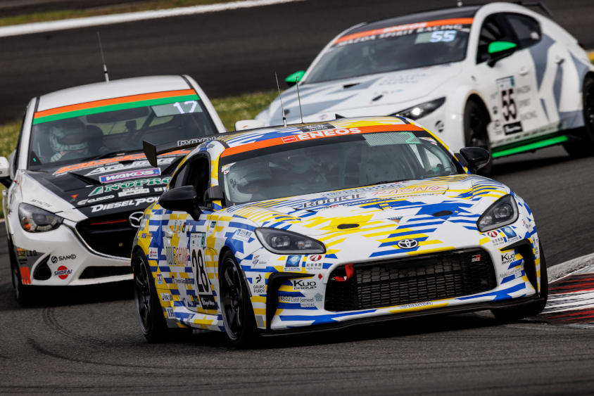 スーパー耐久第3戦SUGO】ST-QクラスのGR86とBRZに改良版カーボン