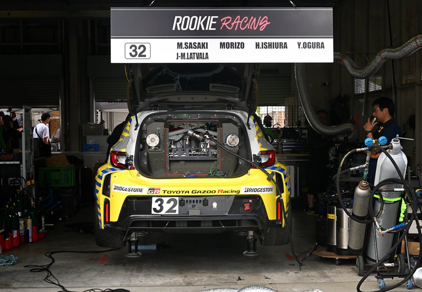 スーパー耐久第4戦オートポリス　ピット内の32号車ORC ROOKIE GR Corolla H2 concept