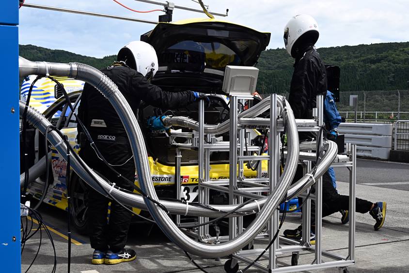 決勝レース中の液体水素を給油する32号車ORC ROOKIE GR Corolla H2 concept