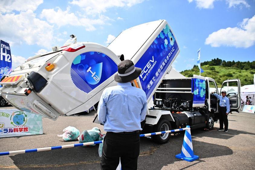 稼働する水素を燃料とするFCEVのごみ収集車