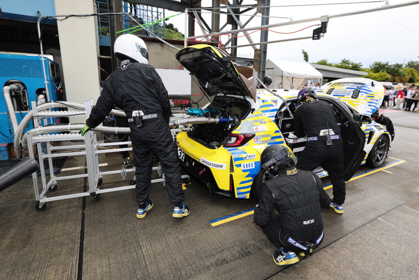 水素を充填するORC ROOKIE GR Corolla H2 concept