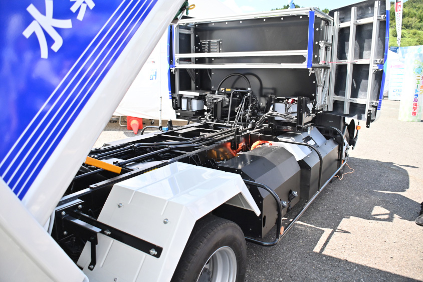 水素を燃料とするFCEVのごみ収集車はバッテリーで塵芥装置を駆動する