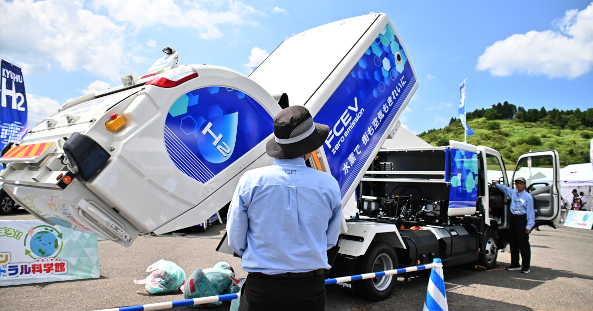 水素が燃料のごみ収集車がデモンストレーション！ 九州各地で公共