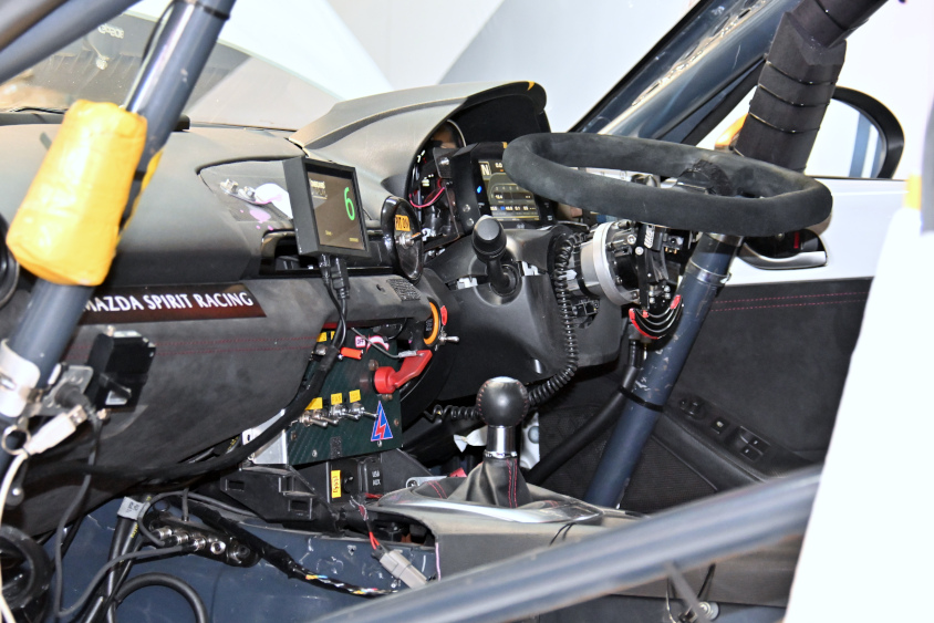 12号車 MAZDA SPIRIT RACING MAZDA3 Bio conceptの運転席