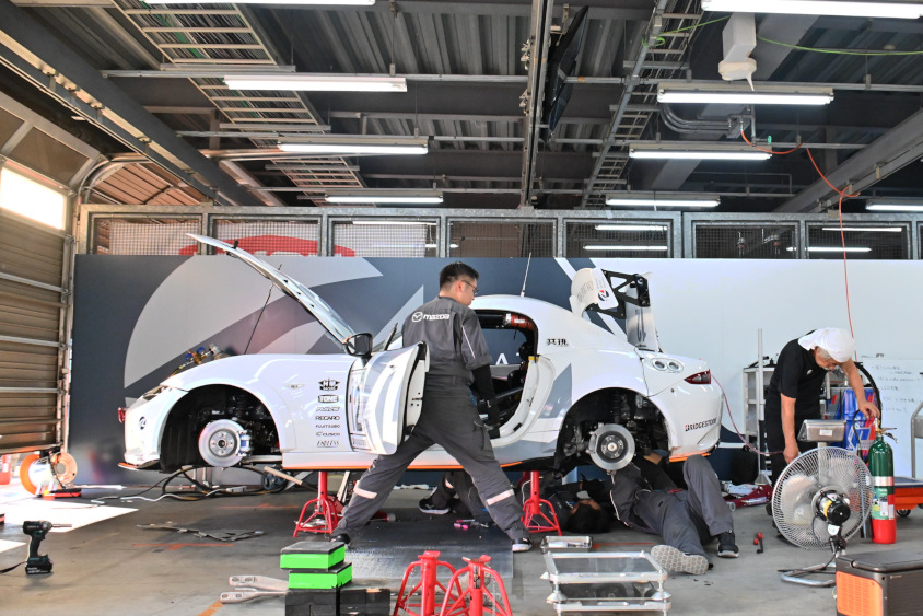 12号車 MAZDA SPIRIT RACING MAZDA3 Bio conceptを整備している様子