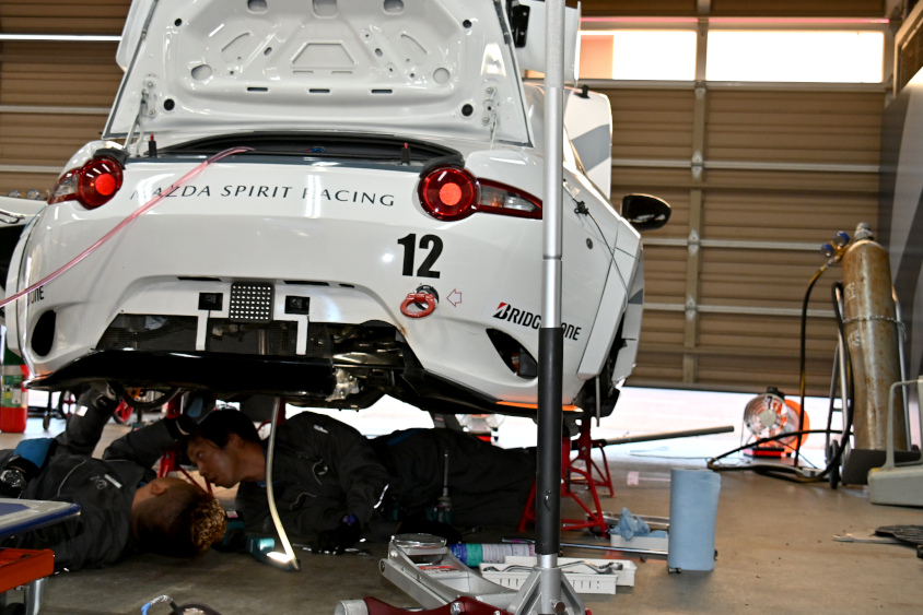 12号車 MAZDA SPIRIT RACING MAZDA3 Bio conceptの下回りのメンテナンス