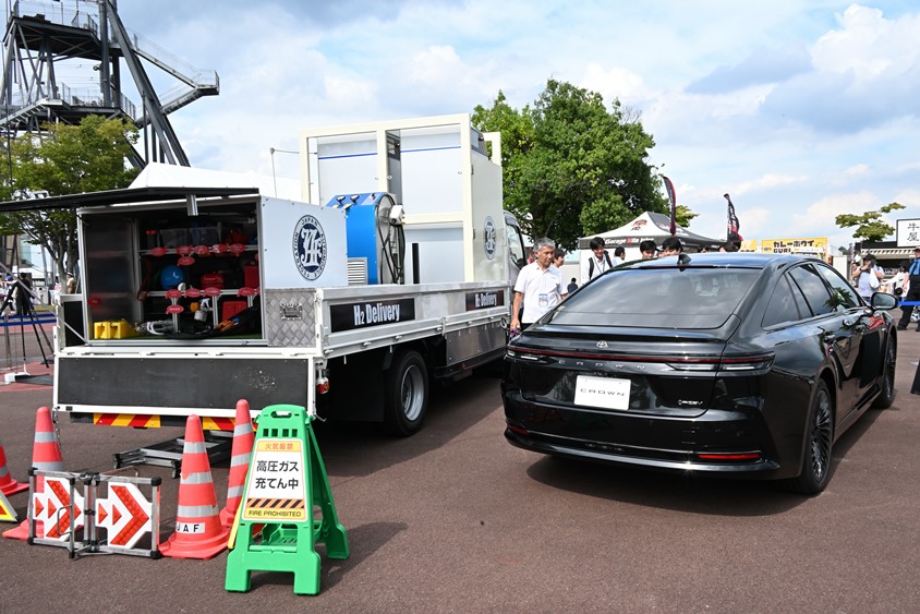 FCEVのトラックに水素モジュールを積んだJAFの給水素トラックとFCEVのクラウンセダン