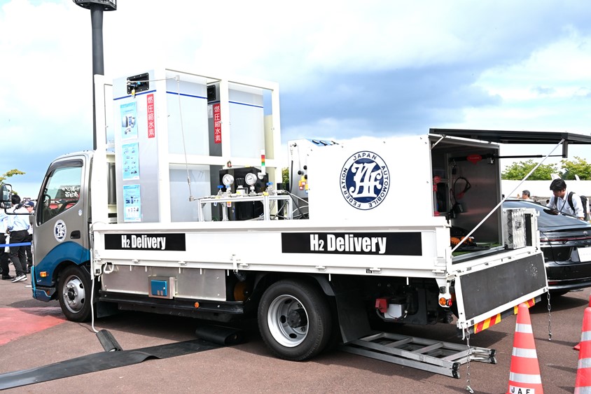 第1号車となった給水素トラックはナンバー付車両