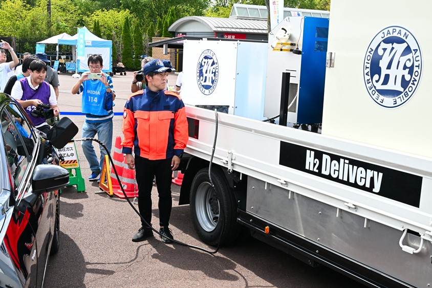 給水素トラックよりFCEVクラウンセダンに水素を充填する