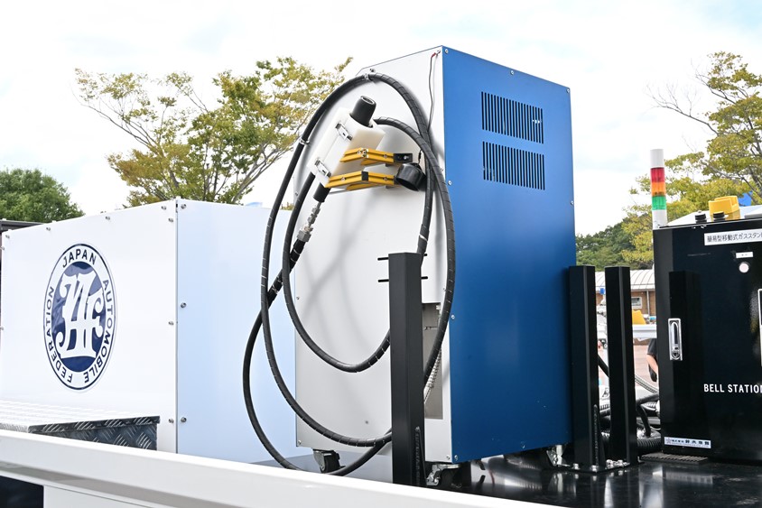 水素充填用ケーブル、現状は2人作業で充填が必要