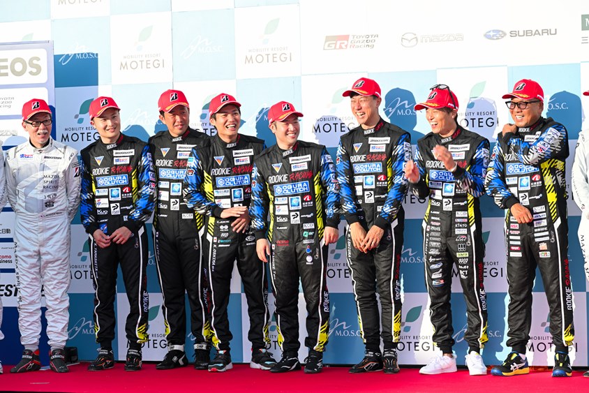 表彰式のORC ROOKIE Racingの選手