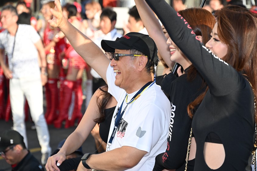 表彰式のORC ROOKIE Racingの選手に手を振るMORIZO選手