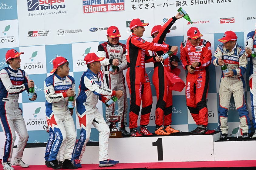 ST-3クラス表彰式でのシャンパンファイト