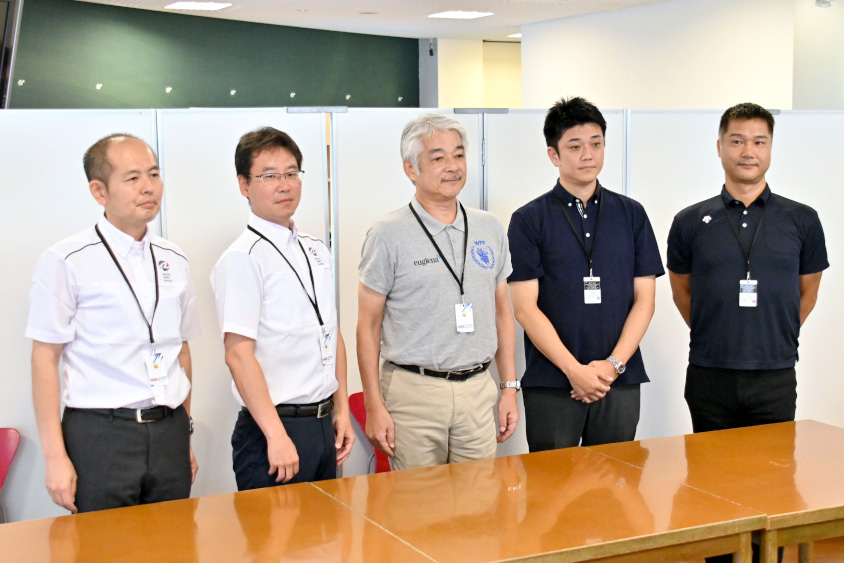 会見に同席した株式会社ユーグレナ 尾立維博氏(中)、伊藤忠エネクス株式会社 向井寛氏（右から二番目）、ITOCHU PETROLEUM CO., (SINGAPORE) PTE. LTD. 稲田昭二氏（右）