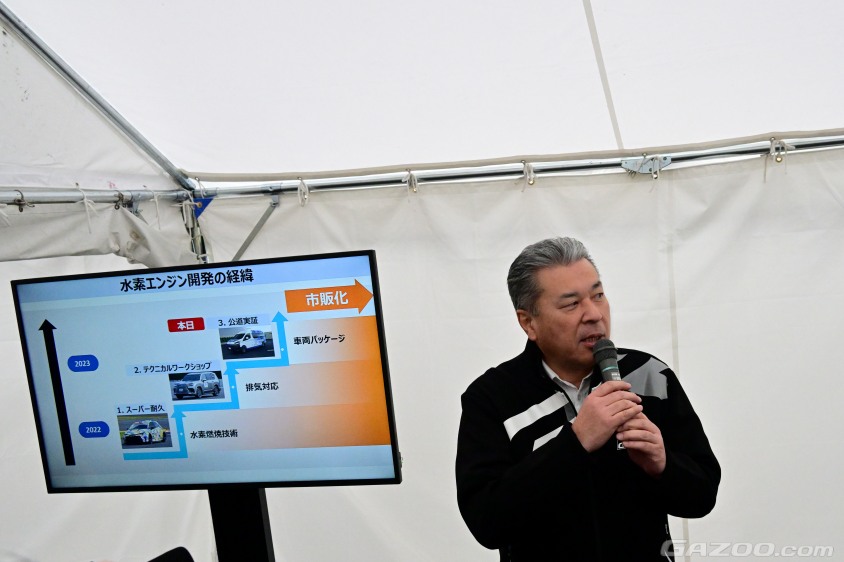 水素エンジンハイエースについて説明するトヨタ自動車 中嶋裕樹副社長
