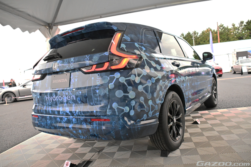 水素を使った次世代燃料電池システムを搭載したホンダ・CR-Vのリヤ