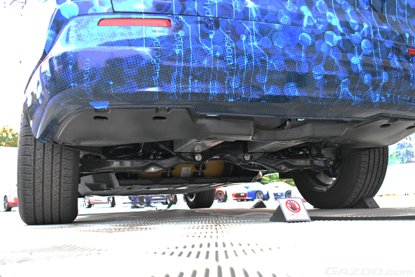 水素を使った次世代燃料電池システムを搭載したホンダ・CR-Vのフロア