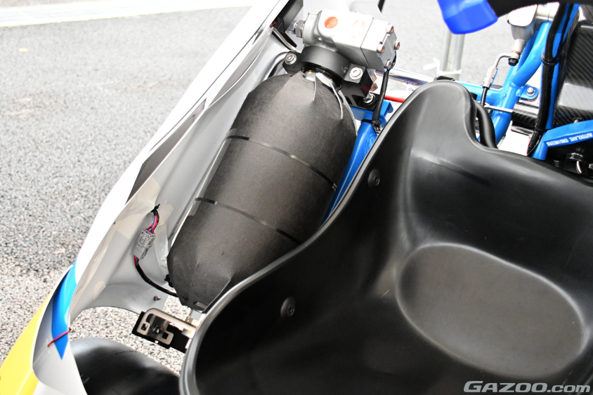 レーシングカートに搭載された水素タンク