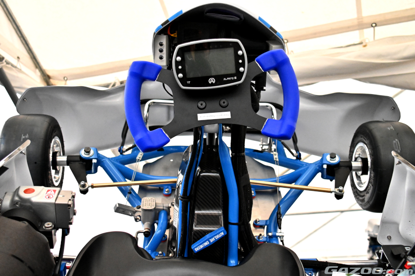 水素エンジンを搭載したレーシングカートのステアリング