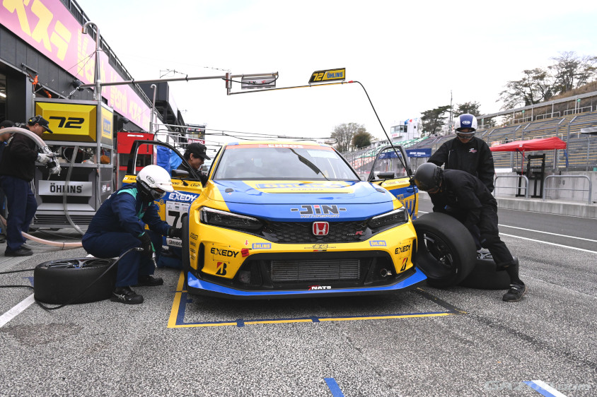 ピットストップの練習をする日本自動車大学校の学生たち