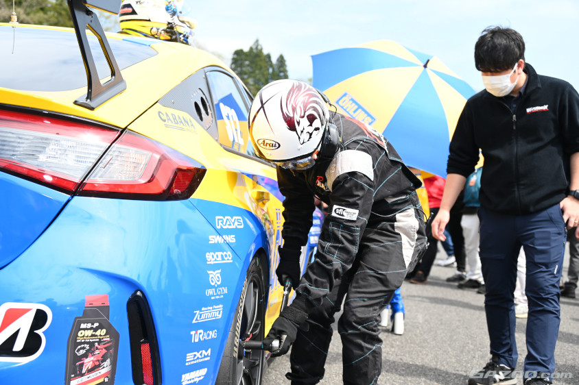 グリッド上で最後のチェックにも余念がない日本自動車大学校の学生メカニック