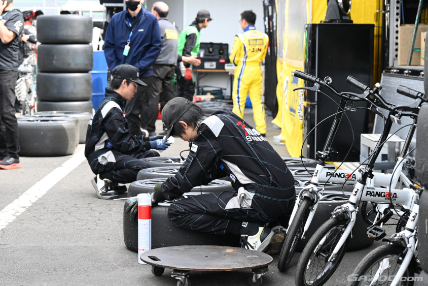 わずか１週間でも成長が著しいという日本自動車大学校の学生メカニック