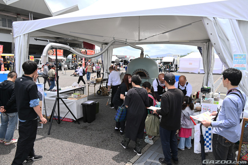 水素石窯でピザを調理するブース